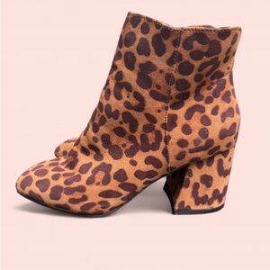 Women’s Bamboo Leopard Print Suede Heeled Booties ~ Size Women’s 7 US/ 37 EU